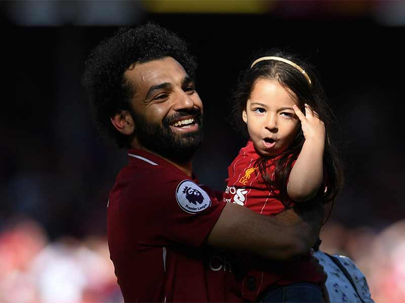 بالفيديو... ابنة محمد صلاح تعزف على البيانو وتغني بالإنجليزية